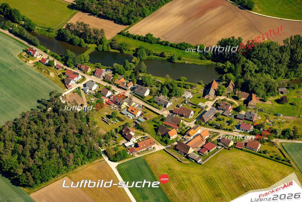 Das Luftbild zeigt : Dürrenmungenau Abenberg - Die Luftaufnahme wurde 2024 vom UL-Flugzeug aus erstellt ( keine Drohne ) - Hochauflösende Luftaufnahme - Für grossformatige Ausdrucke geeignet. Die Geschenkidee !Mit Lizenz und Bildrechte bestellbar