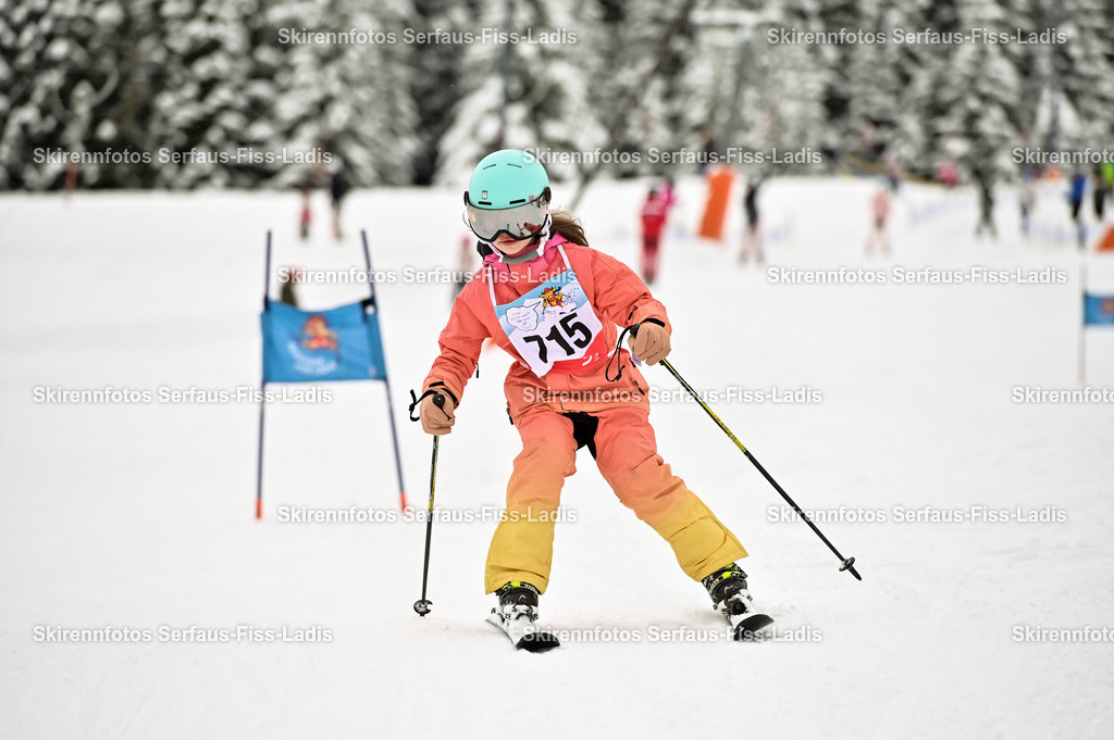 SRF_20.02.2026_0819 | Skirennfotos,Serfaus,Fiss,Ladis,Kinderskirennen,Winter,Tirol,Oberland,skirace,SFL,feelfree,weil wir's genießen,ski,Ski,skifahren,Sonnenplateau, - Realisiert mit Pictrs.com