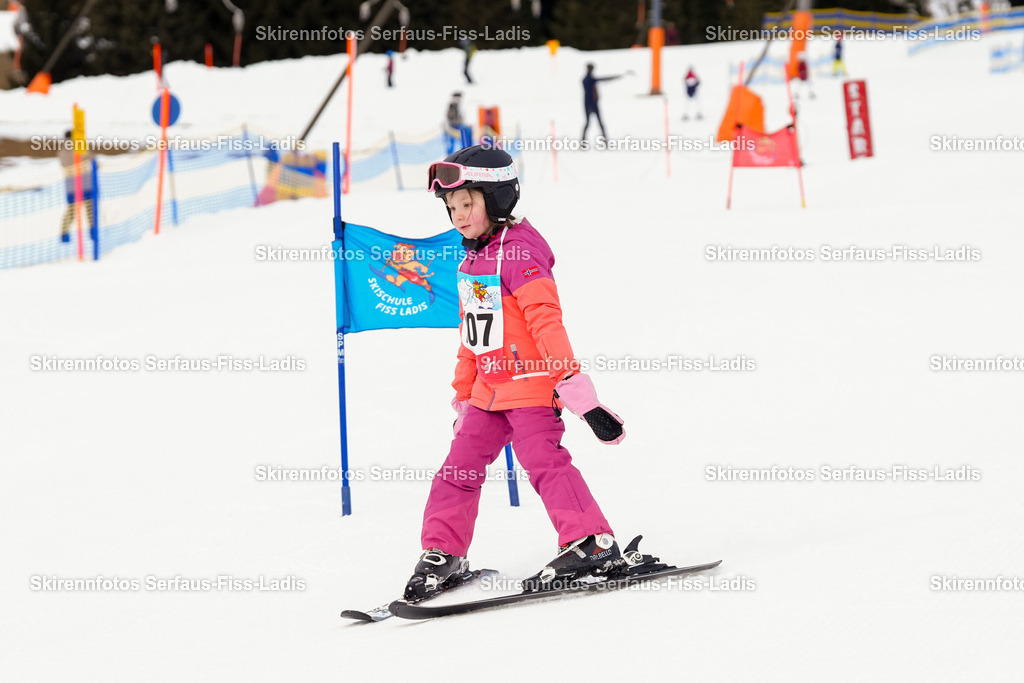 SRF_02.01.2026_0077 | Skirennfotos,Serfaus,Fiss,Ladis,Kinderskirennen,Winter,Tirol,Oberland,skirace,SFL,feelfree,weil wir's genießen,ski,Ski,skifahren,Sonnenplateau, - Realisiert mit Pictrs.com