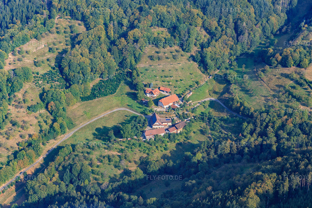 Schwarzwaldhof an der Rüstenbachstr | Luftbild: Schwarzwaldhof an der Rüstenbachstr in Lautenbach im Bundesland Baden-Württemberg in Deutschland. Foto: IMG_008906.jpg vom 20.09.2020 durch Werner Riehm/FLY-FOTO.de - Realisiert mit Pictrs.com