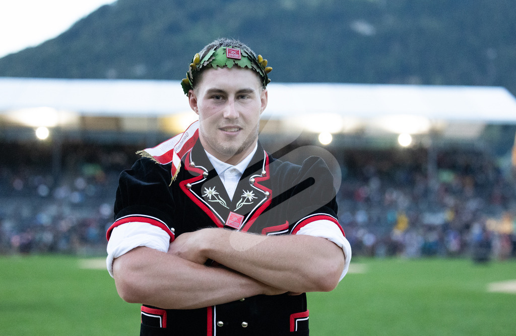 ESAF2025_Ehrung_7508 | Die Schwinger des Schwyzer Kantonalen Schwingerverbandes: Fotos, die Dynamik und Leidenschaft festhalten, sowie emotionale Momente aus dem traditionellen Schwingsport zeigen. - Realisiert mit Pictrs.com
