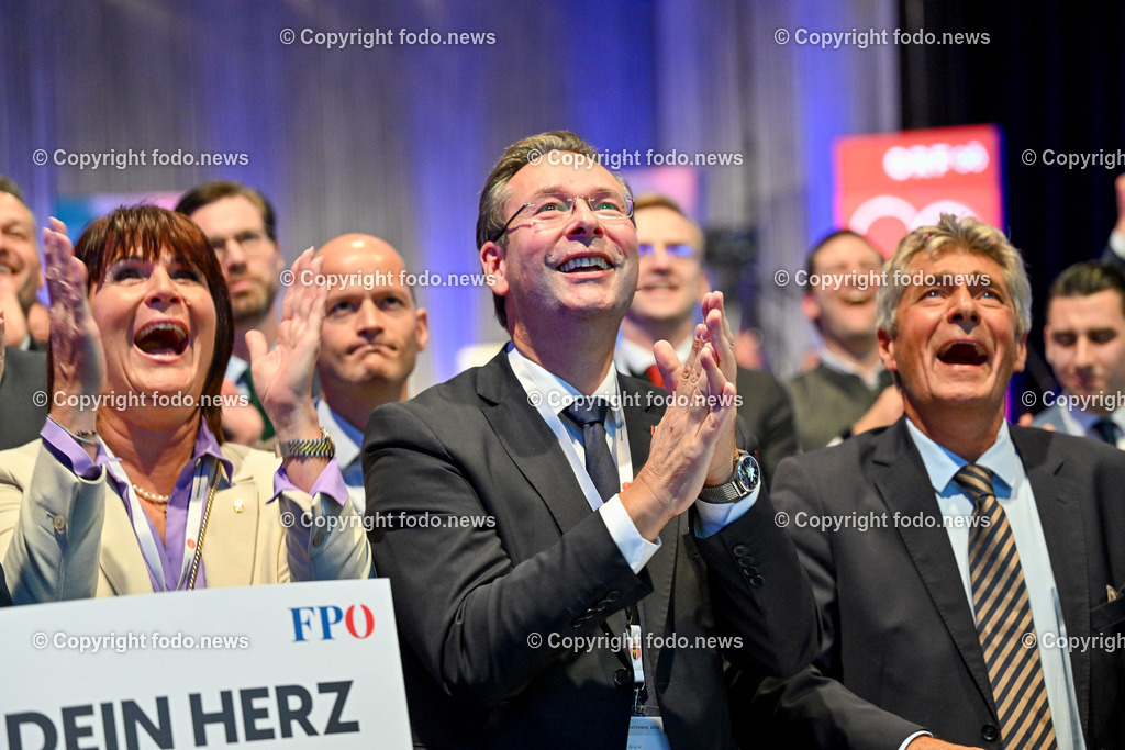 Pressewahldienst Linz zur Nationalratswahl 2024_ 29.09.2024-16 | 29.09.2024, Ursulinenhof Linz AUT, Nationalratswahl 2024, Pressewahldienst im Bild Sabine Binder (2.Landtagspraesidentin, FP), Hermann Brueckl (FP, NAbg), Herwig Mahr (FP, Klubobmann)