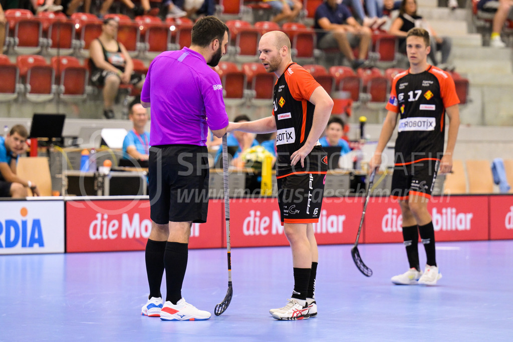 HC Rychenberg vs. Floorball Köniz - 28. August 2022 | HC Rychenberg vs. Floorball Köniz
AXA Arena, Winterthur
Schiedsrichter Benjamin Schläpfer ermahnt Pascal Kern (#11 HC Rychenberg).
Bild: Sportfotografie Markus Aeschimann | www.markus-aeschimann.ch - Realisiert mit Pictrs.com