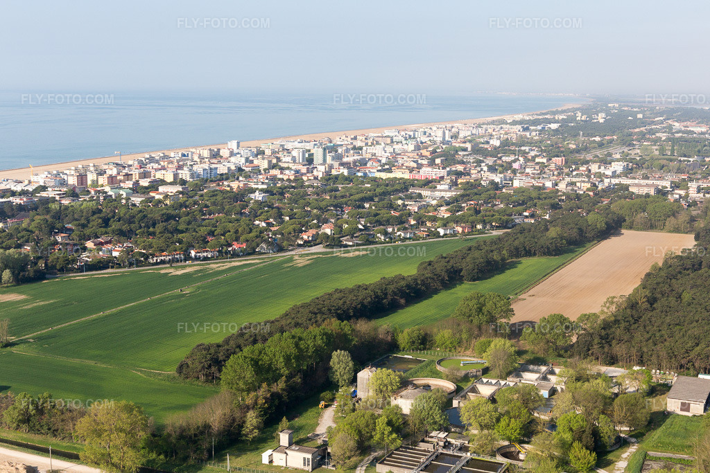Aerial view: View of the town in Lignano Riviera in the state Friuli Venezia Giulia, Italy. – Photo: IMG_098830.jpg taken on 04/08/2017 by Werner Riehm/FLY-FOTO.com – Resolution of the original: 5212 x 3474 px