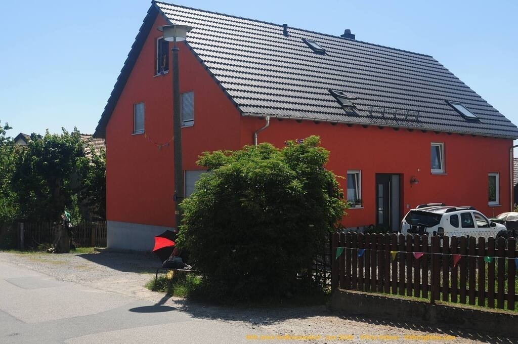 Geißmannsdorf-2026-Ortsbilder-585 | Geißmannsdorf bei Bischofswerda im Sommer 2026. Ein fotografischer Streifzug durch das Dorf Geißmannsdorf, mit Gebäuden, Straßen, Strohpuppen und geschmückten Vorgärten und Grundstücken anlässlich der 800-Jahr-Feier von Geißmannsdorf im Juni 2026 - Realisiert mit Pictrs.com
