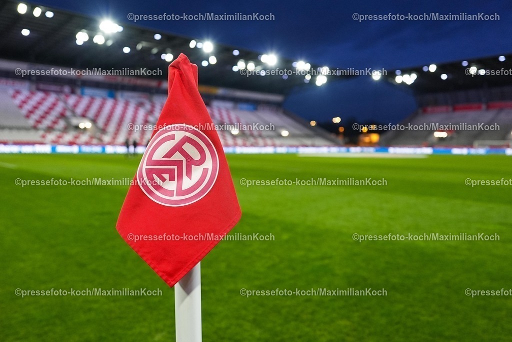 xYDRx01022601001 | 01.02.2026, xydrx, Fußball, 3.Liga, Rot-Weiss Essen - SV Wehen Wiesbaden, Saison 2025 2026, Stadion an der Hafenstraße: Eckfahne mit dem Logo von Rot-Weiss Essen   DFB regulations prohibit any use of photographs as image sequences and or quasi-video. Photo: xYannisxDreimannxPressefotoKochx