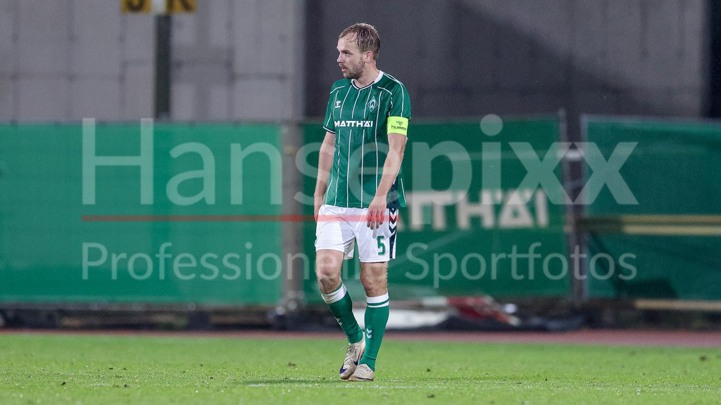 Fussball, Regionalliga Nord, SV Werder Bremen II - FC Eintracht Norderstedt | Cimo Röcker (SV Werder Bremen II, 5) enttäuscht schauend, Enttäuschung nach dem Abpfiff