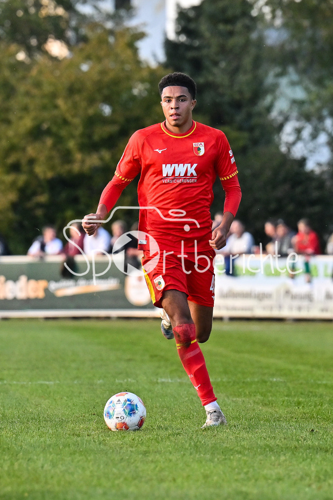 FC Augsburg - SSV Ulm 1846 Fussball | am Ball Noahkai BANKS (FC Augsburg 40) / Einzelfoto / Freisteller / Testspiel: FC Augsburg - SSV Ulm 1846 Fussball; TSV Burgau Sportzentrum am 08.10.2025