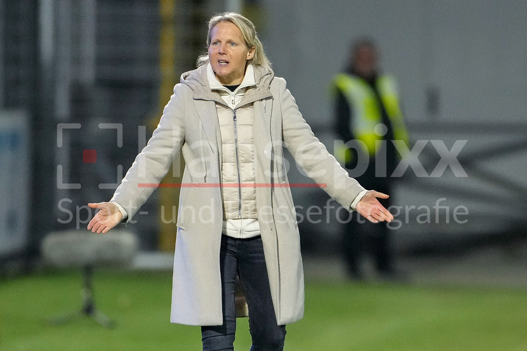 Fussball, Google Pixel Frauen-Bundesliga, TSG 1899 Hoffenheim - SV Werder Bremen | Friederike Kromp (Fritzy Kromp, Trainerin, Cheftrainerin, Werder), gibt Anweisungen, gestikuliert, mit den Armen gestikulieren, Einzelbild, Einzelfoto, Aktion, Action, 01.02.2026, Sinsheim (Hoffenheim)  (Deutschland), Fussball, Google Pixel Frauen-Bundesliga, TSG 1899 Hoffenheim - SV Werder Bremen, DFB/DFL REGULATIONS PROHIBIT ANY USE OF PHOTOGRAPHS AS IMAGE SEQUENCES AND/OR QUASI-VIDEO., DIE DFB-RICHTLINIEN UNTERSAGEN JEGLICHE NUTZUNG VON FOTOS ALS SEQUENZBILDER UND/ODER VIDEOÄHNLICHE FOTOSTRECKEN. DFB REGULATIONS PROHIBIT ANY USE OF PHOTOGRAPHS AS IMAGE SEQUENCES AND/OR QUASI-VIDEO.