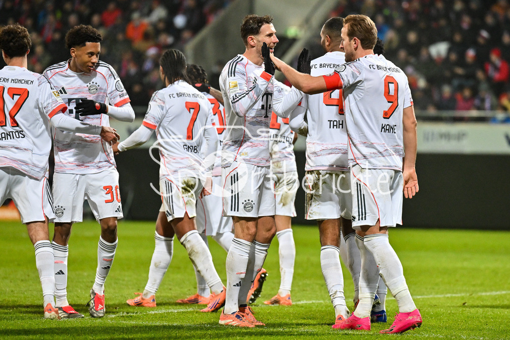 1. FC Heidenheim - FC Bayern München | HEIDENHEIM, GERMANY - 21. DECEMBER: Jubel der Bayern nach dem Treffer zum 0-4 durch Harry KANE (FC Bayern Munich 9)  Tor / Torschuetze / Freude / Happy während dem Bundesligamatch zwischen dem 1. FC Heidenheim und dem FC Bayern München am 15. Spieltag in der Voith-Arena / DFL REGULATIONS PROHIBIT ANY USE OF PHOTOGRAPHS AS IMAGE SEQUENCES AND/OR QUASI-VIDEO