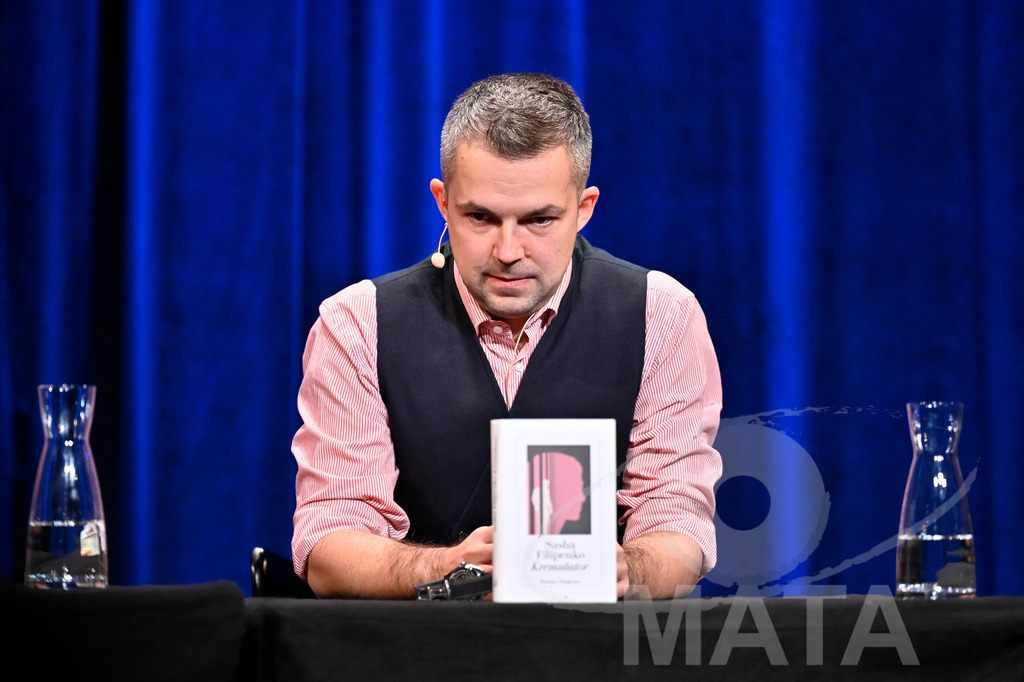 _DWA5841 | Sasha Filipenko bei der lit.Cologne 2023 Veranstaltung 'Kremulator: eine Geschichte aus Russland' im Comedia Theater. Köln, 09.03.2023 - Realisiert mit Pictrs.com