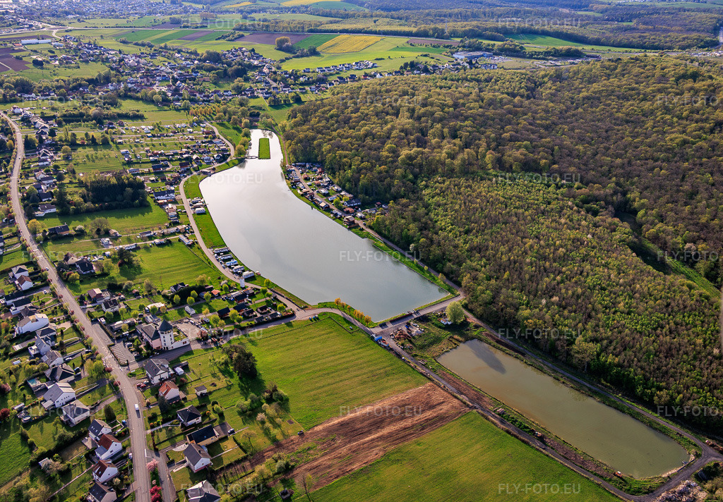 Vue aérienne: Deux étangs « Étang Saint-Vit » et une île servant de piste d'atterrissage à le quartier Blauberg in Saargemünd dans le département Moselle, France.Photo: IMG_154633.jpg prise le 17/04/2026 par Werner Riehm/FLY-FOTO.euRésolution de l'original: 5750 x 4000 px