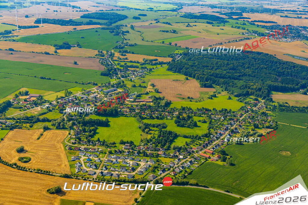 Luftaufnahme Heiligenhagen Heubirnenweg Satow - Die Luftaufnahme wurde 2025 vom UL-Flugzeug heraus erstellt ( ohne Drohne ) - Hochauflösende Luftaufnahme - für professionelle Ausdrucke geeignet. Die Geschenkidee !Mit Lizenz und Bildrechte bestellbar