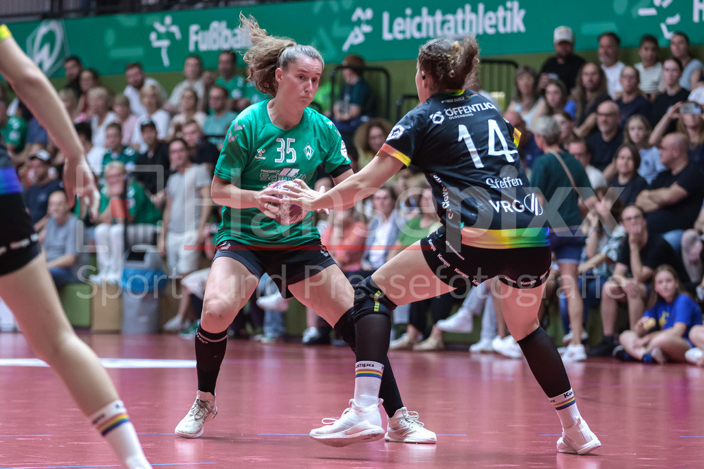Handball, DHB-Pokal Frauen, SV Werder Bremen - VfL Oldenburg | v.li.: Lara Niemann (SV Werder Bremen, 35) und Marie Steffen (VfL Oldenburg, 14) im Zweikampf, Duell, Spielszene, Aktion, Action
