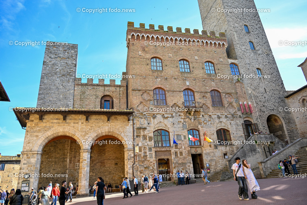 Italien_ Toskana_ San Gimignanao_ 26.05.2024-26 | 26.05.2024, Italien, ITA, Toskana, San Gimignano im Bild Stadtansichten Gebäude, Architektur, Touristen, Historisch, Ansichten der berühmten Stadt San Gimignano in der Toskana-Italien - View of the famous town San Gimignano in Tuscany-Italy


San Gimignano ist eine italienische Kleinstadt in der Toskana mit einem mittelalterlichen Stadtkern. San Gimignano wird auch die Stadt der Türme genannt. Die Stadt liegt in der Provinz Siena. Sie gehört neben Florenz, Siena und Pisa zu den von Touristen meist besuchten Zielen in der Toskana.