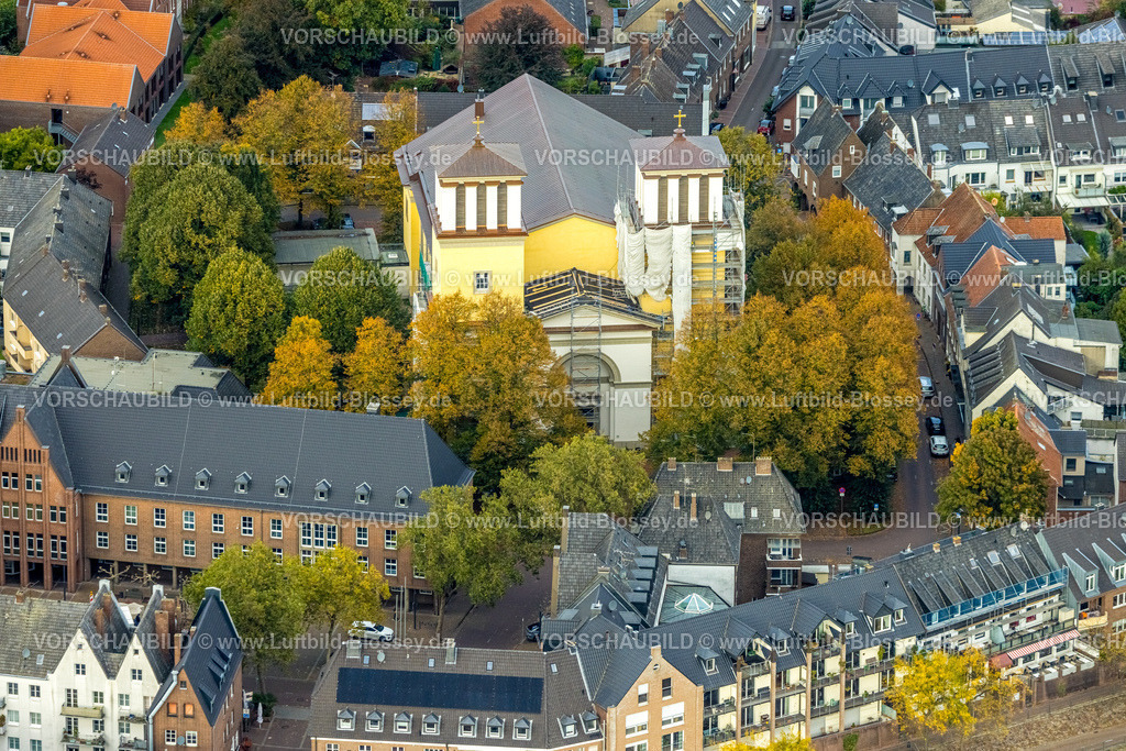 Rees241010031 | Luftbild, Kirche St. Mariä Himmelfahrt katholische Stadtpfarrkirche Rees, klassizistische Kirchenarchitektur, Renovierungsarbeiten mit Baugerüst an der Fassade, Niedermörmter, Rees, Niederrhein, Nordrhein-Westfalen, Deutschland