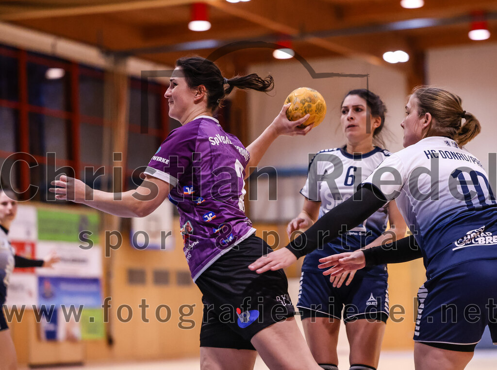2024-11-24_013_SpVgg_Altenerding_gegen_HC_Donau-Paar_II | Erding, Deutschland, 24.11.2024:Handball, Bezirksoberliga Frauen Altbayern 2024 / 2024, 6. Spieltag, SpVgg Altenerding gegen HC Donau/Paar II, Endergebnis: 24:24Janina Konrad (SpVgg Altenerding, #2), Svenja Sandgruber (HC Donau/Paar, #6), Stephanie Lerailler (HC Donau/Paar, #10)Foto: Christian Riedel / fotografie-riedel.net