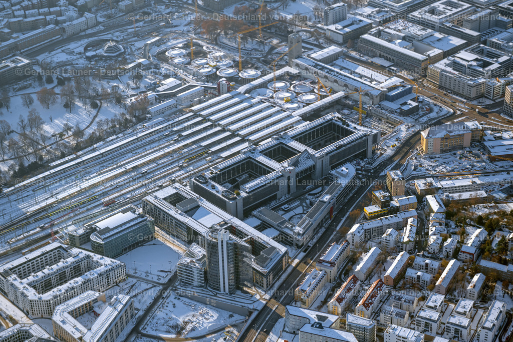 4043042 | schneebedeckter Hauptbahnhof Stuttgart in Baden-Württemberg