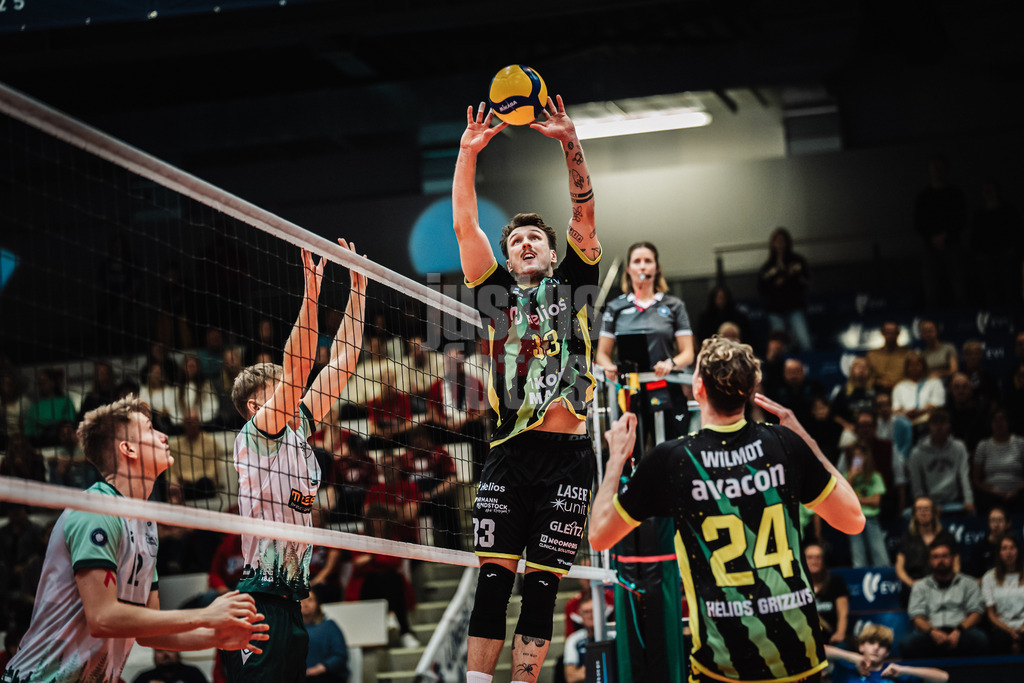 Volleyball | Herren | Saison 2025/2026 | Volleyball Ligacup | FT 1844 Freiburg vs. Helios GRIZZLYS Giesen | 12.10.2024 | Zuspiel von Ilja Ivanov (#33, Helios GRIZZLYS Giesen)