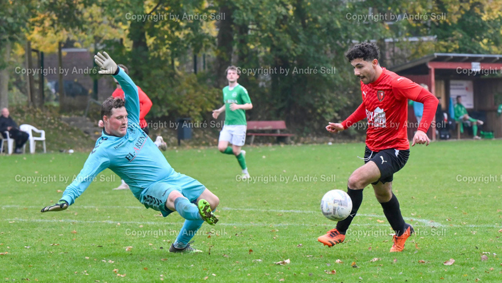 SSG Rot-Schwarz Kiel vs IF Stjernen Flensborg | Sherko Ali (Kiel #11) auf dem Weg zum 4-1 / Nils Müller (Stjernen #22)Fußball-Landesliga Schleswig Männer 2024/2025 / SSG Rot-Schwarz Kiel vs IF Stjernen Flensborg / Sportplatz Meimersdorf / Kiel / 19.10.24 - Realisiert mit Pictrs.com