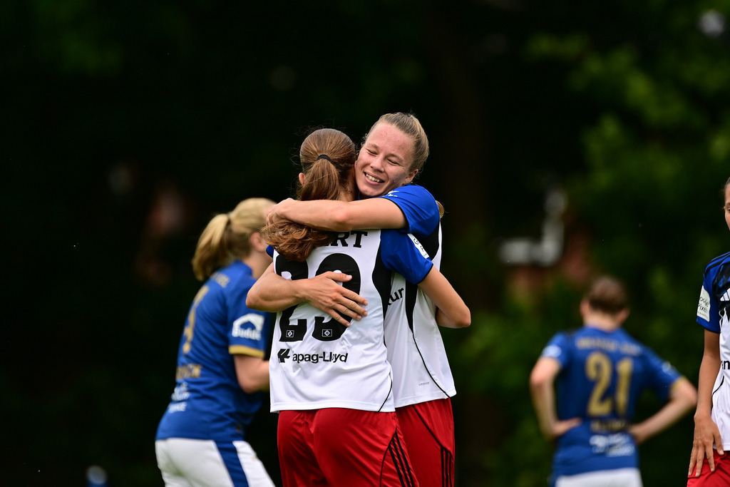 Fußball I Frauen I Saison 2025-2026 I Testspiel I Hamburger SV - Holstein Kiel | Jubel, Begeisterung, Enthusiasmus, Euphorie, Freude, Glücksgefühl, Heiterkeit bei: Leni Marie Eggert (29, Hamburger SV) und Christin Martina Ingrid Meyer (16, Hamburger SV) - Realisiert mit Pictrs.com