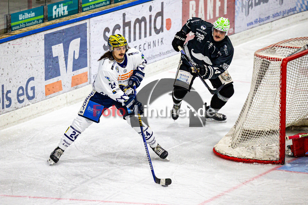 TSV Peißenberg MINERS gegen ESC Riverrats Geretsried | Eishockey Bayernliga Herren Vorrunde 2024/25, TSV Peißenberg MINERS gegen ESC Riverrats Geretsried, 20241122,Stefano RIZZO (River Rats 24) am Puck,2024-11-22 in Peißenberg (Eisstadion Peißenberg)Stefano RIZZO (River Rats 24), Martin LIDL (MINERS 44)Copyright: WolfgangxLindner