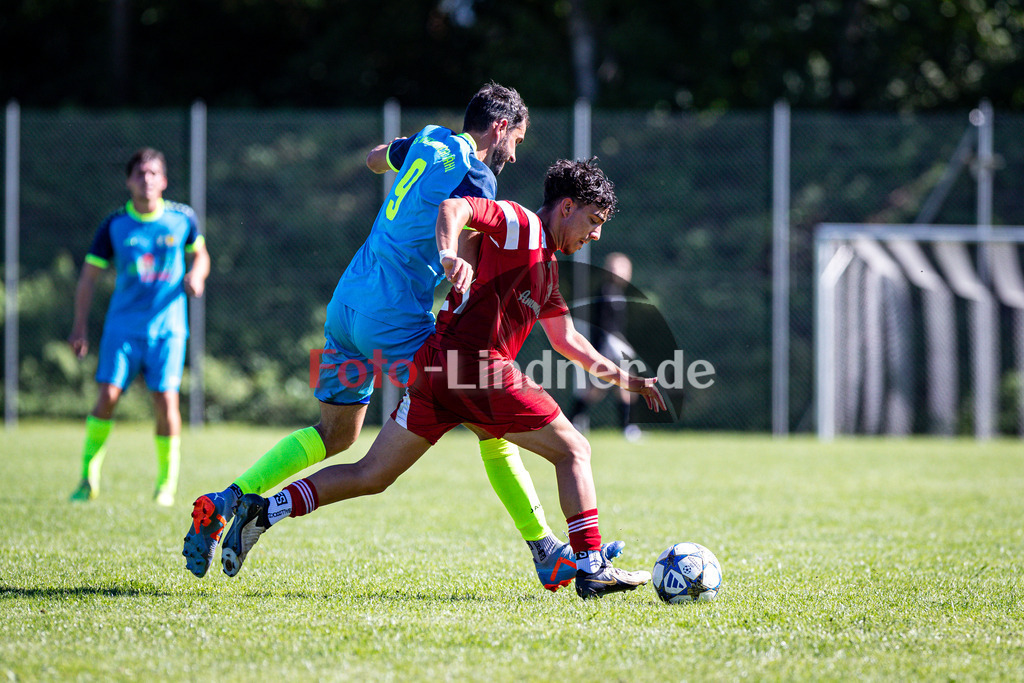 SG Wielenbach/Pähl gegen TSV Erling-Andechs | Fußball Herren Kreisklasse Zugspitze Gruppe 3 2025/26 7. Spieltag, SG Wielenbach/Pähl gegen TSV Erling-Andechs, 20250831,Zweikampf, 2025-08-31 in Pähl (Sportplatz Pähl), Lino MISSEL (SG Wielenbach/Pähl 9), Guiseppe DI NOTTO (TSV Erling/Andechs 21), Copyright: WolfgangxLindner www.foto-lindner.de