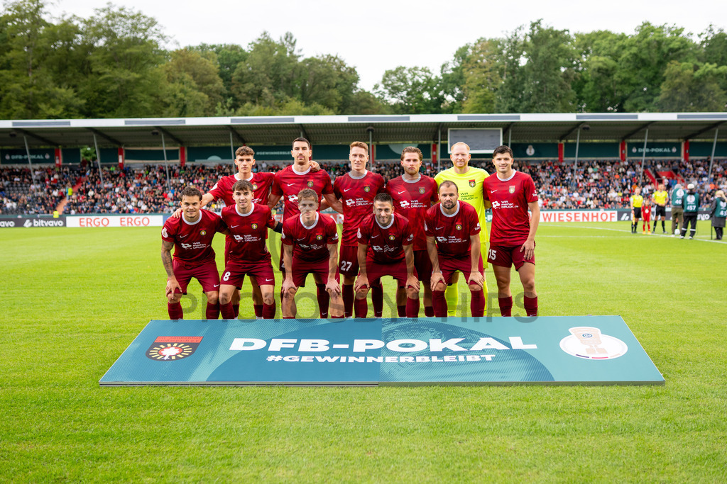SG Sonnenhof Großaspach vs. Arminia Bielefeld, Fussball, DFB-Pokal, 1. Runde, 22.08.2026 | Mannschaftsbild vor Spielbeginn,SG Sonnenhof Großaspach vs. Arminia Bielefeld, Fussball, DFB-Pokal, 1. Runde, 22.08.2026,DFB regulations prohibit any use of photographs as image sequences and/or quasi-video