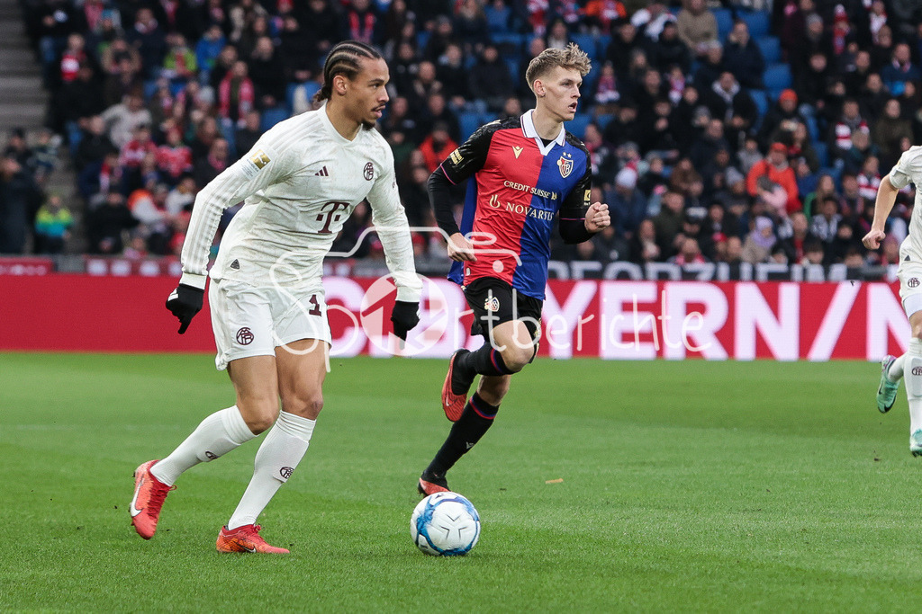 FC Basel - FC Bayern München | Leroy SANE (FCB #10) am Ball  / Freisteller / Einzelfoto
