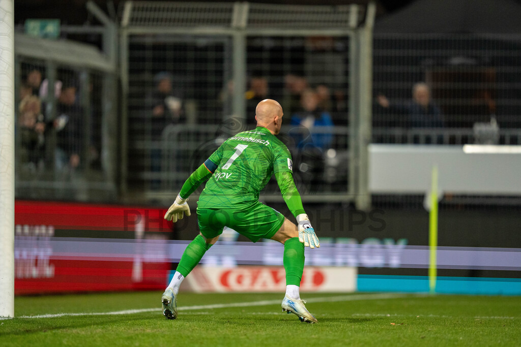 SV Stuttgarter Kickers vs. SGV Freiberg, Fussball, WFV-Pokal, Viertelfinale, 17.03.2026 | Felix Dornebusch (SV Stuttgarter Kickers, #01) mit einer Parade,SV Stuttgarter Kickers vs. SGV Freiberg, Fussball, WFV-Pokal, Viertelfinale, 17.03.2026Foto: photosbyphips/Philip Ziegler