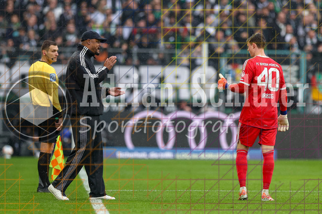 Borussia Mönchengladbach vs FC Bayern München - Bundesliga  | Mönchengladbach, Deutschland, 25.10.25:   Trainer Vincent Kompany (FC Bayern München) redet mit Jonas Kurt Urbig (FC Bayern München) waehrend des Spiels der Bundesliga zwischen Borussia Mönchengladbach vs FC Bayern München im Stadion im Borussia Park(Foto von Brauer-Fotoagentur / Adrian Schlueter)