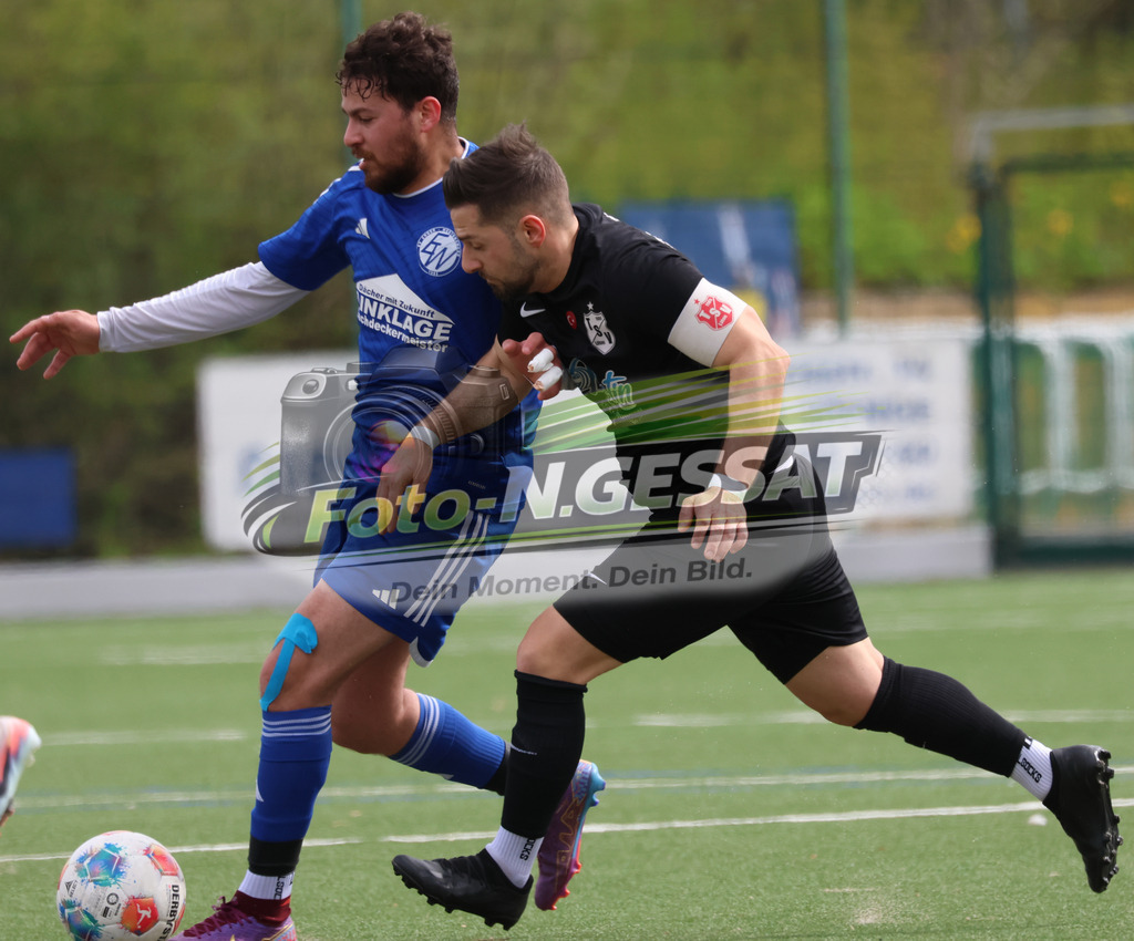 SV Enger-Westerenger - TSV Löhne | Auf dem Bild zu sehen: blau SV Enger-Westerenger: Taha Baroude ; schwarz TSV Löhne: Serkan KayaSV Enger-Westerenger, TSV Löhne, Saison 25/26, Kreisliga A, Enger, Deutschland - Realisiert mit Pictrs.com