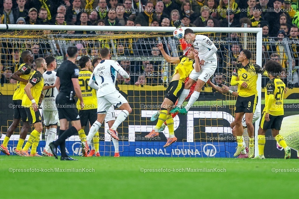 BVB07122501024 | 07.12.2025, Fußball, Borussia Dortmund - TSG 1899 Hoffenheimt, 1. Fußball Bundesliga, 13. Spieltag, Signal Iduna Park, Saison 2025 2026: xkopfball im Strafraum Nico Schlotterbeck&nbsp;(BVB #04) im Zweikampf gegen Robin Hranac&nbsp;(TSG Hoffenheim #02)   DFB regulations prohibit any use of photographs as image sequences and or quasi-video.