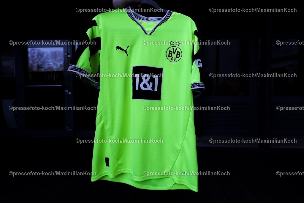 BVB08032501034 | 08.03.2025, Fußball, Borussia Dortmund - FC Augsburg, 1. Fußball Bundesliga, 25. Spieltag, Signal Iduna Park, Saison 2024 2025: Feature Sondertrickot Jubiläumstrickot Trickot neu neues neon Neonfarben neonfarbenes BVBTrickot Frontansicht Vorderseite Vorne Logo Emblem Nahaufnahme Spielertickot Jubiläum DFB regulations prohibit any use of photographs as image sequences and or quasi-video.