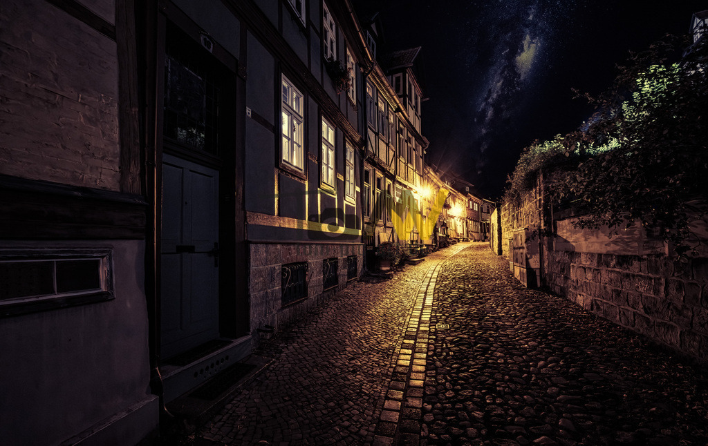 Dunkle mystische Gasse in Quedlinburg - Fachwerkhaus-Nacht | Hochauflösende und hochwertige Bilder und Fotos.Kommerzielle oder private Nutzung ✔ Bilder downloaden✔ Acryl ✔ Leinwand ✔ Poster ✔
 - Realisiert mit Pictrs.com