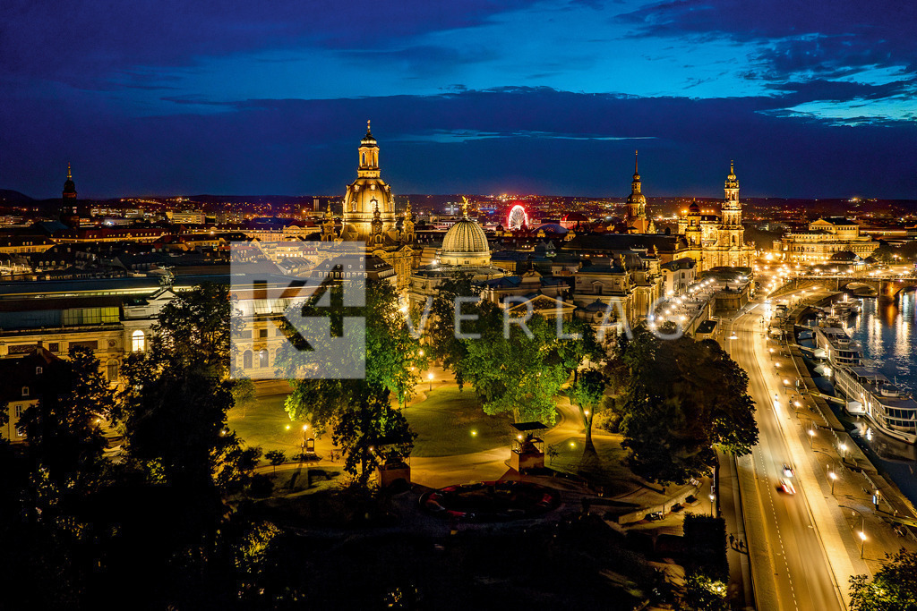 Dresden-Altstadt-Nacht-Luftbild-DJI_20230824211141 | Blick von oben über die Altstadt Dresdens mit der Frauenkirche, Brühlschen Terrasse, Hofkirche, Semperoper  - Realisiert mit Pictrs.com
