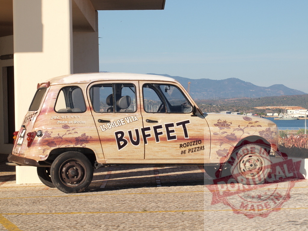 Old Renault 4l advertising buffet and pizzas in Praia da Rocha, Portugal | Vintage Renault 4l with buffet and pizza advertisement parked on a paved area in Praia da Rocha, Portugal, with sea and mountains in the background - Realisiert mit Pictrs.com