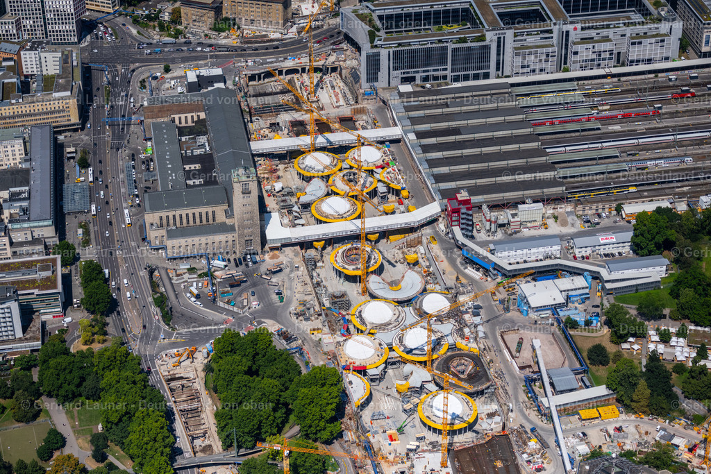 4034664 | STUTTGART 22.07.2020 Hauptbahnhof der Deutschen Bahn und Bauarbeiten zum Verkehrs- und Städtebauprojekt Stuttgart 21 in Stuttgart im Bundesland Baden-Württemberg. Weiterführende Informationen bei: Deutsche Bahn AG,  Ed. Züblin AG,  HTG Ingenieurbüro für Bauwesen GmbH,  Vössing Ingenieurgesellschaft mbH. // Building of the main station of the railway and construction site for the development project Stuttgart 21 in Stuttgart in the state of Baden-Wurttemberg. Further information at: Deutsche Bahn AG,  Ed. Zueblin AG,  HTG Ingenieurbuero fuer Bauwesen GmbH,  Voessing Ingenieurgesellschaft mbH. Foto: Gerhard Launer