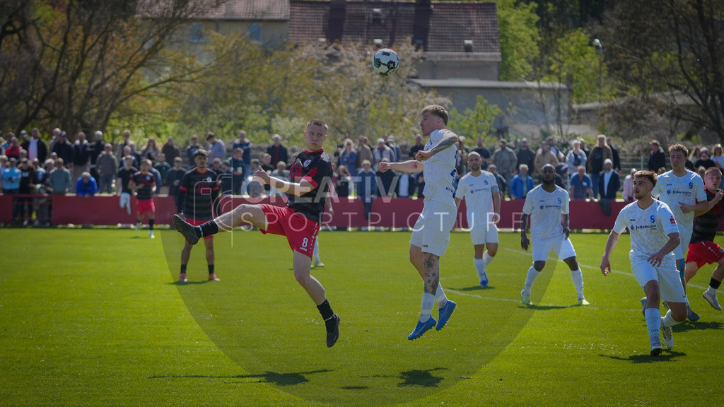 Fußball, Herren, Saison 2025/2026, Brandenburgliga, 23. Spieltag, Brandenburger SC Süd 05 vs. BSG Stahl Brandenburg, Samstag 25.04.2026, Werner-Seelenbinder-Sportplatz Brandenburg an der Havel | Fußball, Herren, Saison 2025/2026, Brandenburgliga, 23. Spieltag, Brandenburger SC Süd 05 vs. BSG Stahl Brandenburg, Samstag 25.04.2026, Werner-Seelenbinder-Sportplatz Brandenburg an der Havel, Im Bild: Justin Flint (l. Süd) und Elias Große (r. Stahl) - Realisiert mit Pictrs.com