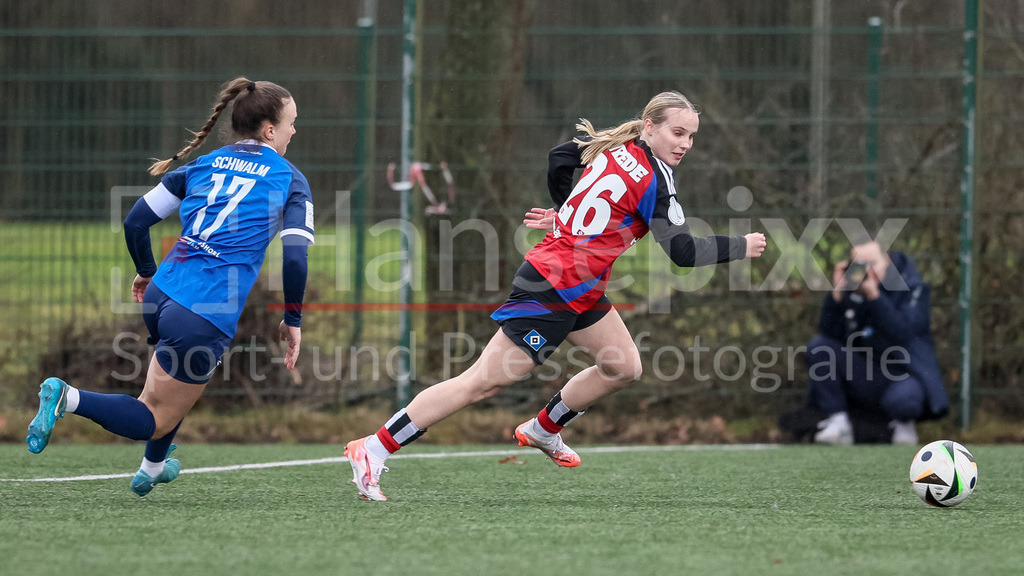 Fussball, Testspiel Frauen, Hamburger SV - 1. FFC Turbine Potsdam | v.li.: Viktoria Schwalm (1. FFC Turbine Potsdam, 17) und Jonna Wrede (Hamburger SV, 26) im Laufduell, Zweikampf, Duell, Dynamik, Aktion, Action, Spielszene