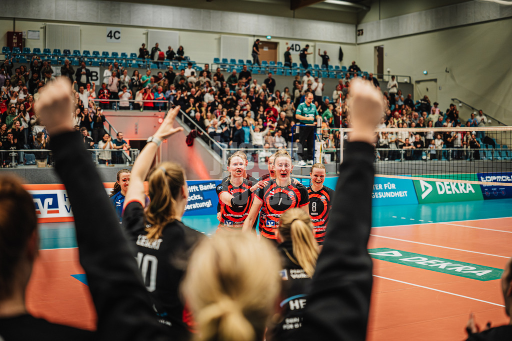 Volleyball | Frauen | Saison 2025/2026 | Volleyball Bundesliga | ETV Hamburger Volksbank Volleys vs. Dresdner SC | 15.11.2025 | ETV jubelt nach dem Satzgewinn, in der Mitte v.l. Hannah Ammerman (#12, ETV Hamburger Volksbank Volleys) und Leonie Körtzinger (#7, ETV Hamburger Volksbank Volleys)