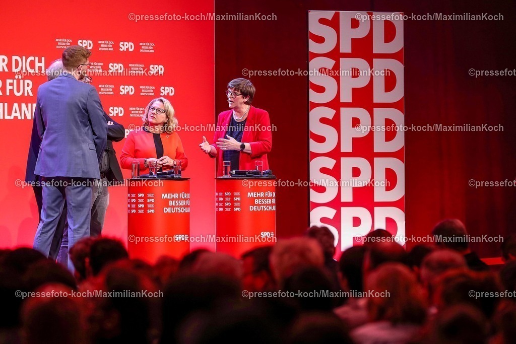 SPD21022502122 | 21.02.2025, Wahlkampfveranstaltung SPD,  Abschlusskundgebung der Sozialdemokratische Partei Deutschlands vor den Bundestagswahlen, Westfalenhalle Dortmund. Im Bild: Lars Tönsfeuerborn zusammen mit Schauspieler Heinrich Schafmeister , Volkan Baran (Mdb SPD), Entwicklungsministerin Svenja Schulze (Bundesministerin für wirtschaftliche Zusammenarbeit und Entwicklung) und Saskia Esken (Parteivorsitzende SPD) auf dem Podium