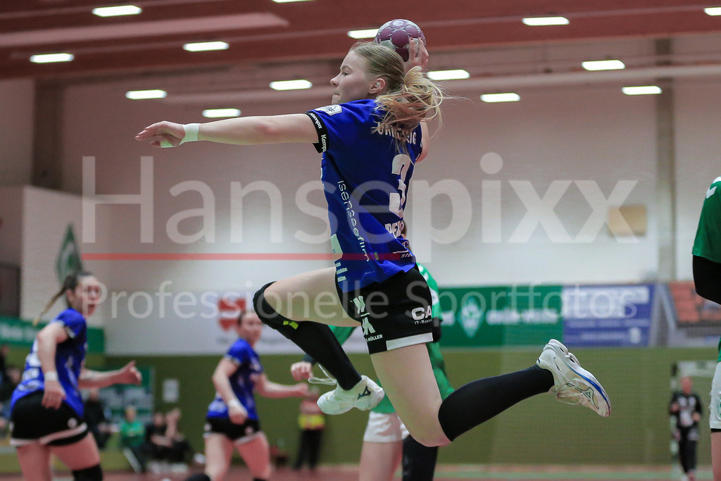 Handball, 2. Bundesliga Frauen, SV Werder Bremen - HSG Freiburg | v.li.: Hannah Person (HSG Freiburg, 3) beim Wurf, am Ball, Spielszene, Aktion, Action