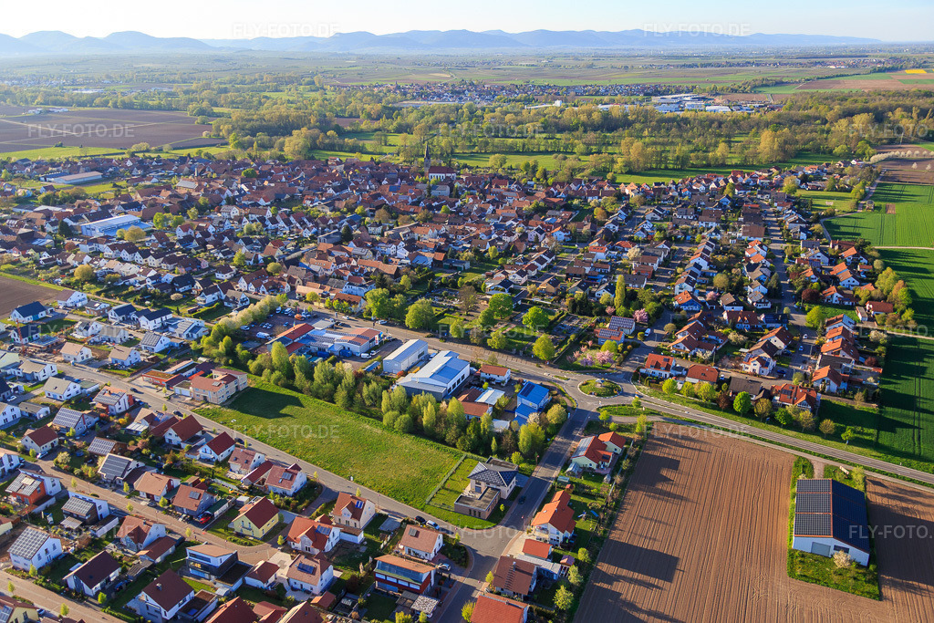 Luftbild: Brotäckerstr in Steinweiler im Bundesland Rheinland-Pfalz in Deutschland. Foto: IMG_077393.jpg vom 21.04.2015 durch Werner Riehm/FLY-FOTO.de
