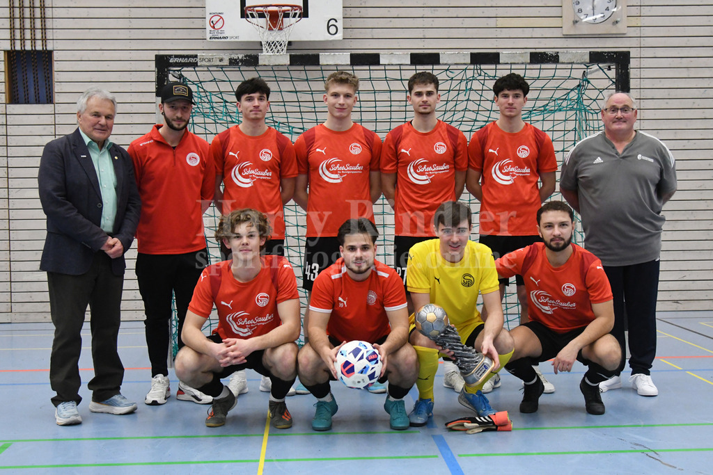 Hallen Kreismeisterschaft Deggendorf | SpVgg Plattling Landkreis-Meister 2025 mit BLSV-Vorsitzenden Otto Baumann (li.) und Gruppenspielleiter Ulrich Peschl (re.)  - Realisiert mit Pictrs.com