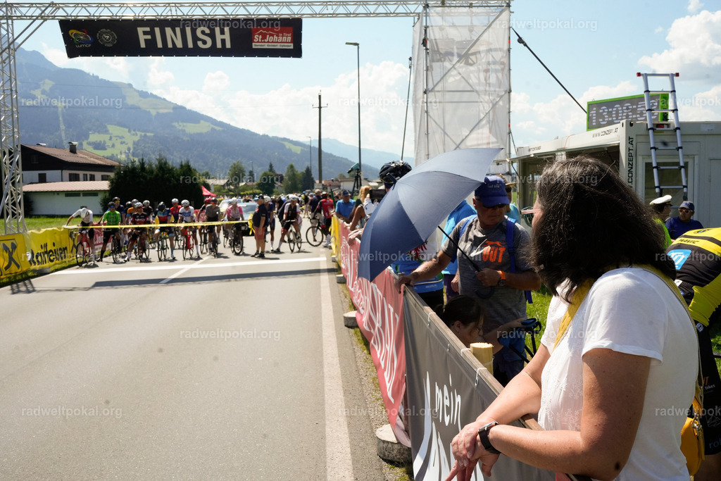 181_20230817_Bewerb_Maenner_Muehlanger | AUT - OESTERREICH, 2023-08-16: SPORT RENNRAD-FAHREN - 55. INTERNATIONALER RADWELTPOKAL IN ST. JOHANN IN TIROL  - Vintage-Radrennen mit WM-Bronze-Medaillen-Siegerin Christina Schweinberger, den Teilnehmer und Alexander Baumann (vom Orginastions-Team) - TAG 2 BEWERB MAENNER IN SECHS GRUPPEN  ; Foto: Roland Muehlanger