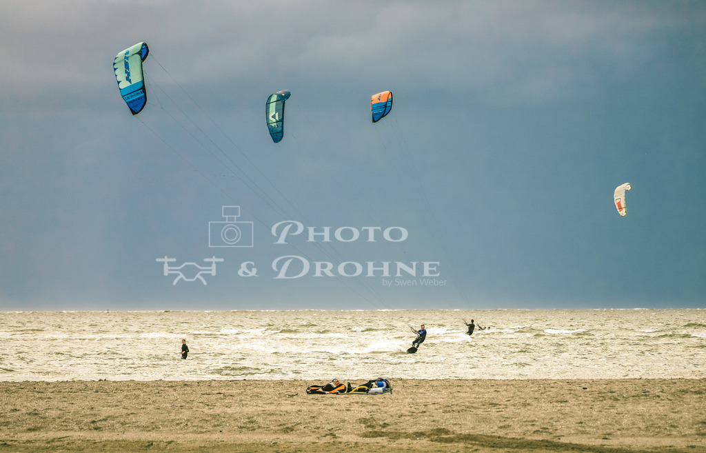 unbenannt-0238 | Kitesurfen ist ein beliebter Sport an der Nordseeküste von Holland. Hier am Strand bläst  meistens genügend Wind um die Kite-Drachen in die Luft zu bringen und über das Meer zu rauschen. - Realisiert mit Pictrs.com