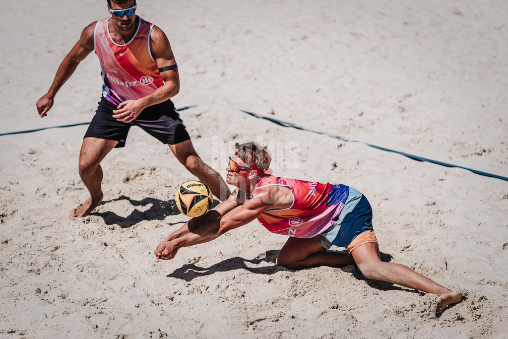 Beachvolleyball | Männer | Allianz German Beach Tour 2025 | Tourstop Bremen | 12.06.2025 | Moritz Hauschild nimmt den Ball an