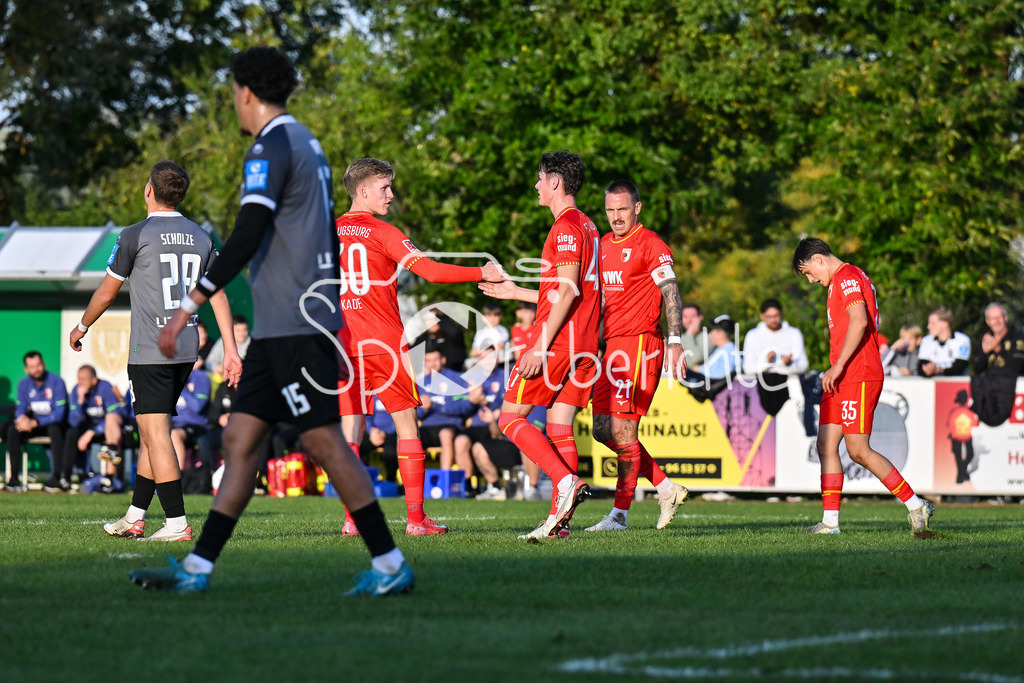FC Augsburg - SSV Ulm 1846 Fussball | Jubel der Augsburger nach dem Treffer zum 1-0 durch Phillip TIETZ (FC Augsburg 21) / Tor / Torschuetze / Freude / Happy / Testspiel: FC Augsburg - SSV Ulm 1846 Fussball; TSV Burgau Sportzentrum am 08.10.2025