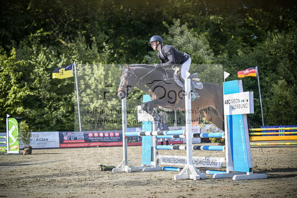 DOS_8502 | Entdecke hochwertige Reitturnierfotos von Foto Oger. Professionell, emotional und authentisch – jetzt Lieblingsmomente im Shop bestellen.Deutschlandweite Turnierfotografie. - Realisiert mit Pictrs.com